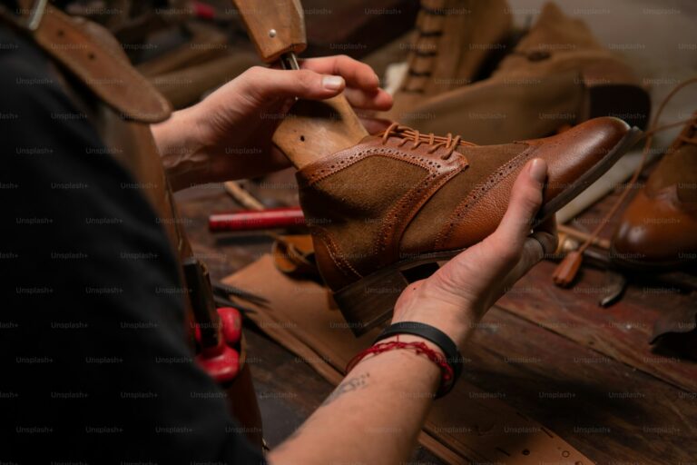 Calzolaio ispeziona una scarpa: design for disassembly nella calzatura