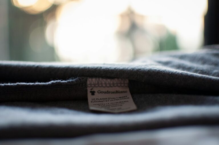 Digital Product Passport: etichetta digitale su un capo di moda
